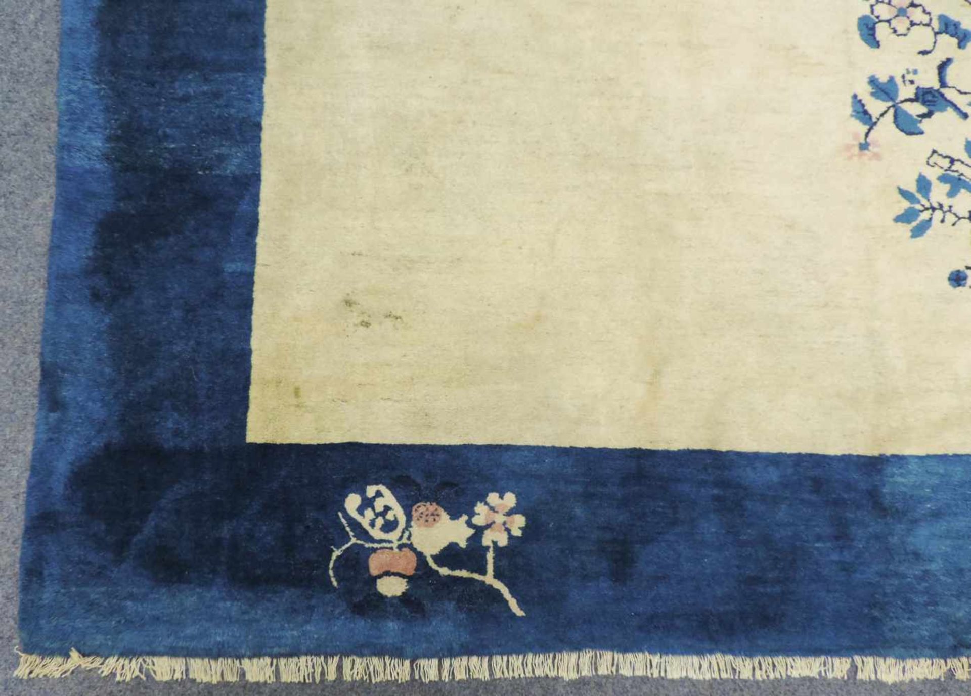 Peking Teppich. China. Alt, um 1900 - 1920.360 cm x 277 cm. Handgeknüpft. Wolle auf Baumwolle. - Bild 3 aus 10