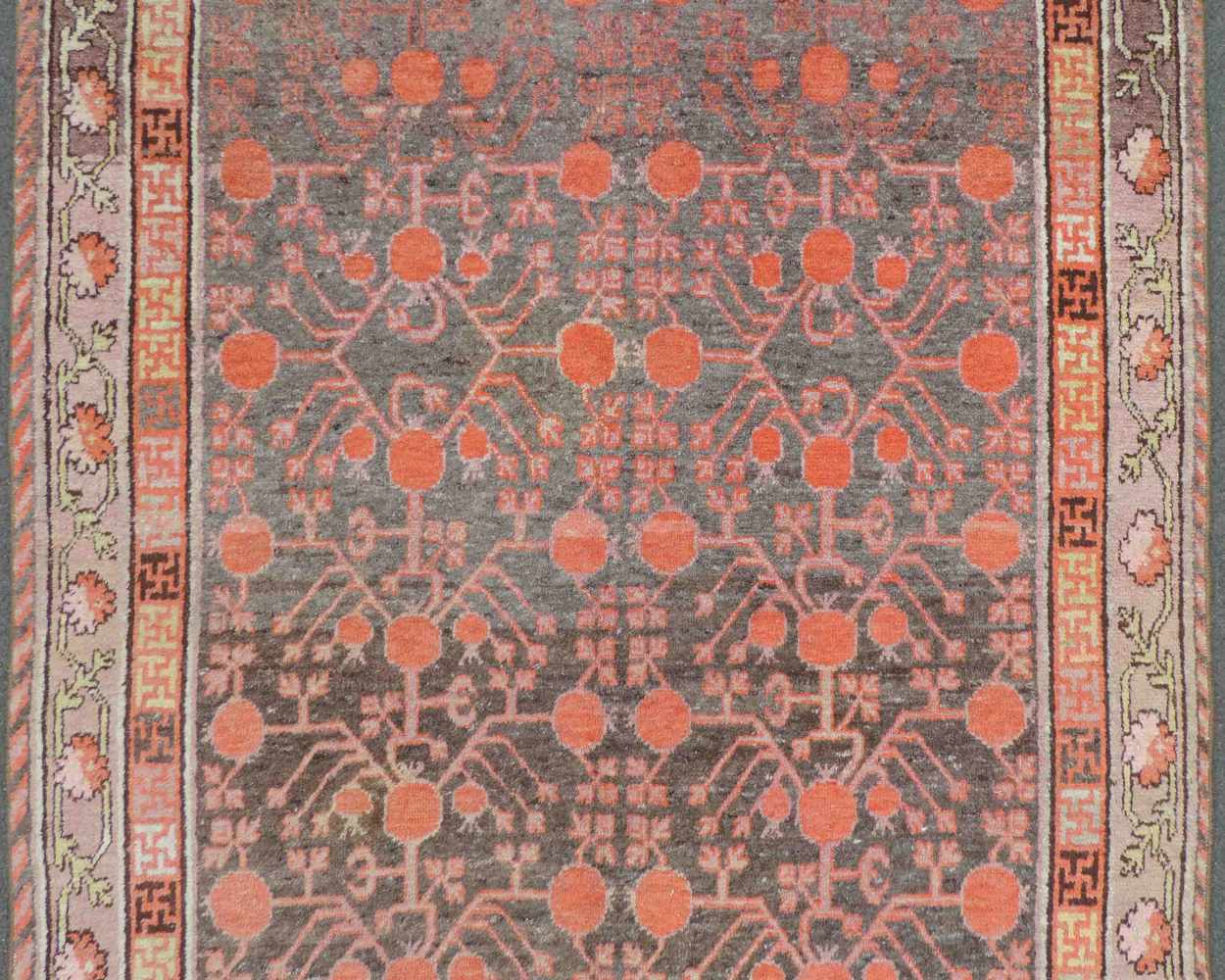 Kashgar Xinjiang Teppich. China, Ost-Turkestan. Antik, um 1900.265 cm x 138 cm. Handgeknüpft. - Image 3 of 6