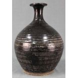 Bauchige Vase. Vorratsgefäß. Steingut. Schwarze Glasur. Wohl Zentralasien, antik.34 cm hoch.Vase.