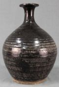 Bauchige Vase. Vorratsgefäß. Steingut. Schwarze Glasur. Wohl Zentralasien, antik.34 cm hoch.Vase.