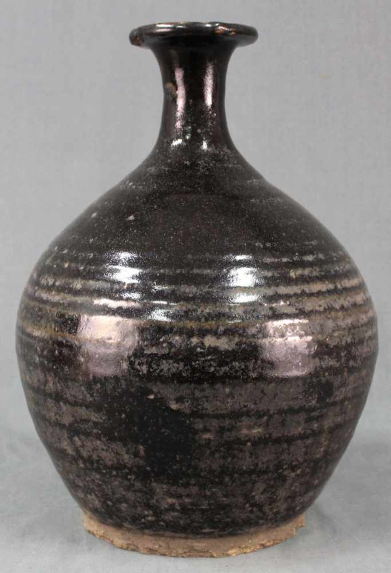 Bauchige Vase. Vorratsgefäß. Steingut. Schwarze Glasur. Wohl Zentralasien, antik.34 cm hoch.Vase.