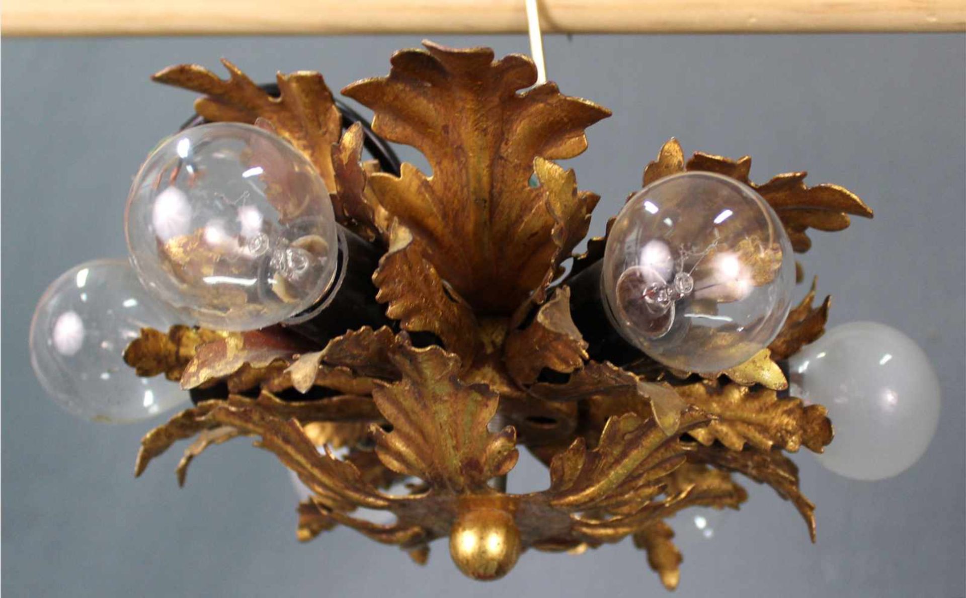 2 Deckenlampen im Barockstil. Metallblätter, goldfarben.Durchmesser bis 40 cm.2 ceiling lamps in - Image 5 of 9