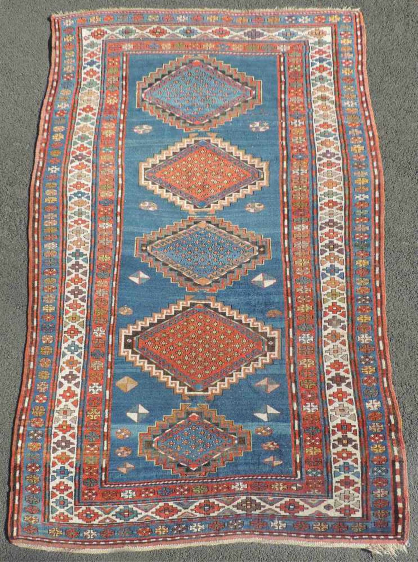 5 Medaillon Kasak. Kaukasus. Antik, um 1880.278 cm x 148 cm. Handgeknüpft. Wolle auf Wolle. Wohl