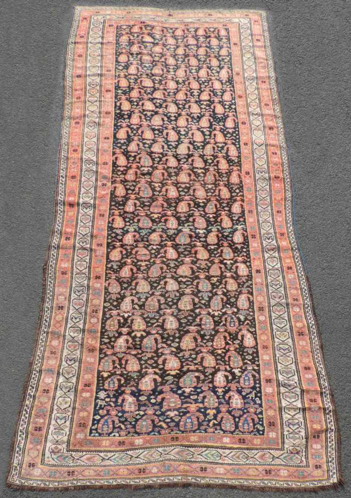 Schiraz Galerie Teppich. Perser. Iran. Alt, um 1910.355 cm x 135 cm. Handgeknüpft. Wolle auf Wolle.