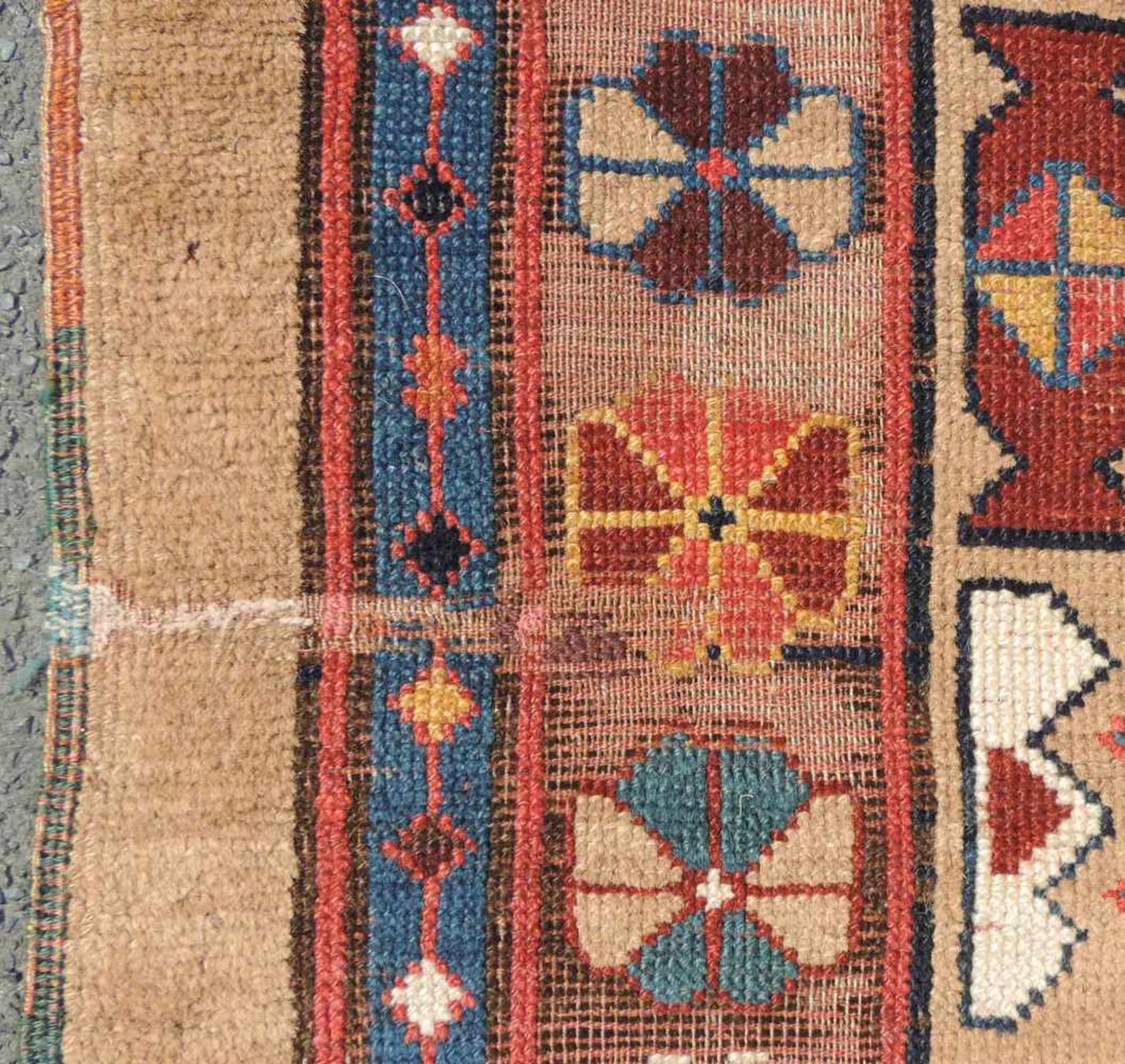 Shah Savan Perserteppich. Kaukasus. Antik, um 1850.355 cm x 108 cm. Handgeknüpft. Kamelhaar und - Bild 7 aus 8