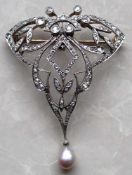 Brosche, 18 Karat, Art Deco, besetzt mit Diamanten. Hängend eine Zuchtperle.10,4 Gramm