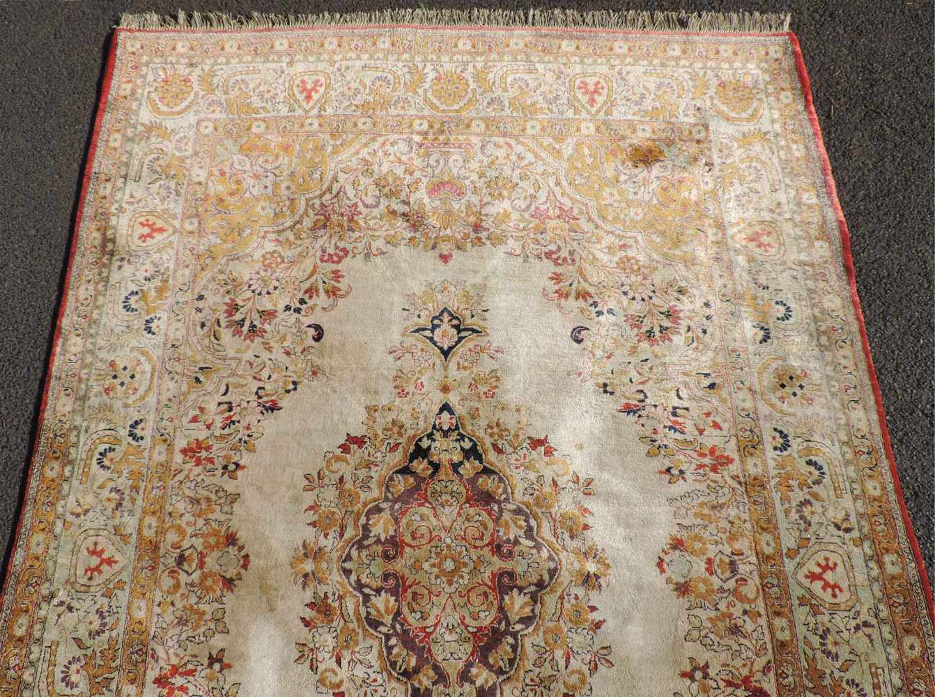 Ghom Perserteppich. Seide. Iran. Alt, Mitte 20. Jahrhundert.204 cm x 138 cm. Handgeknüpft. Seide auf - Image 3 of 8