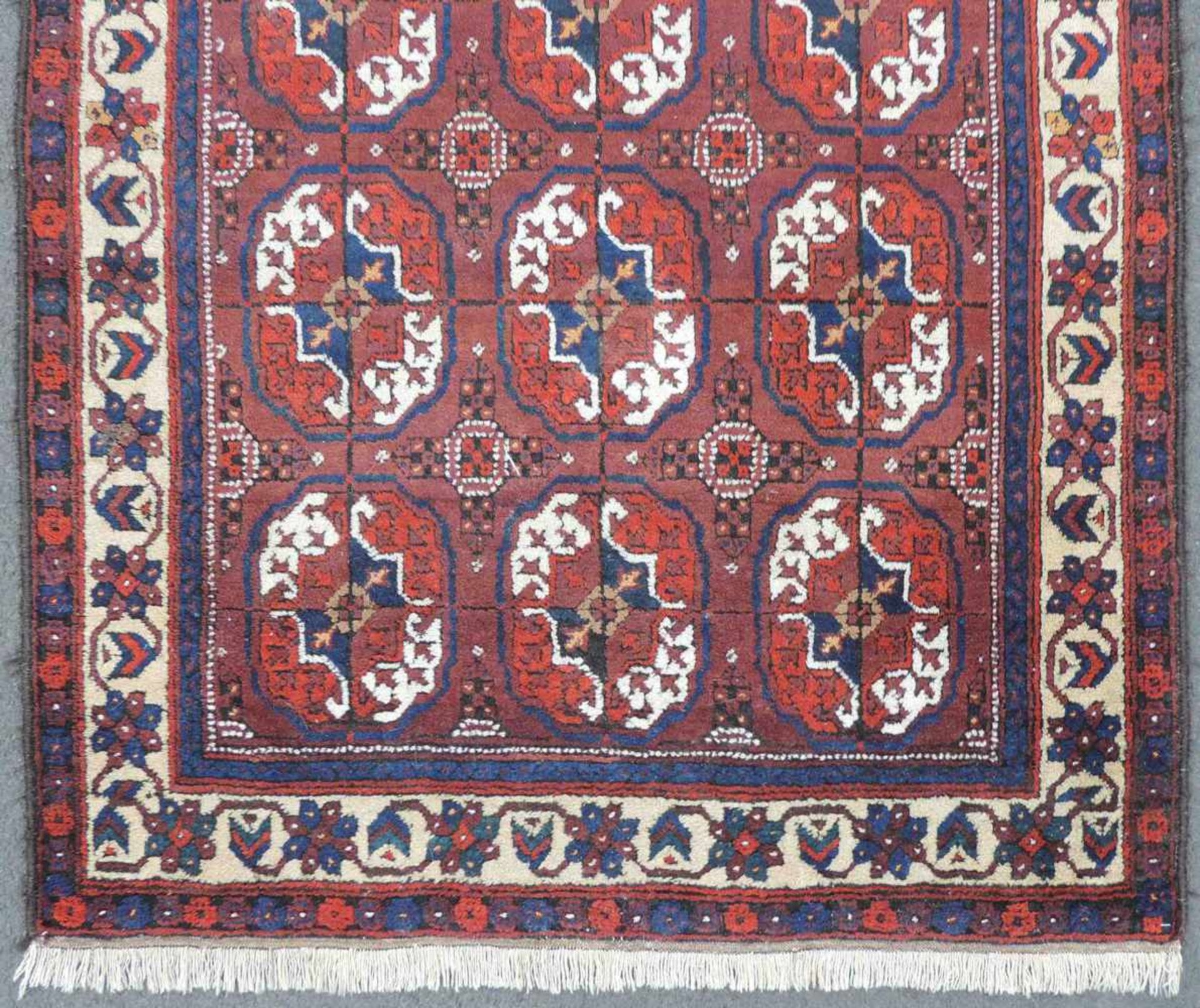 Turkmenen Teppich aus Khorassan. Afghanistan, alt um 1920.145 cm x 110 cm. Handgeknüpft. Wolle auf - Image 2 of 5
