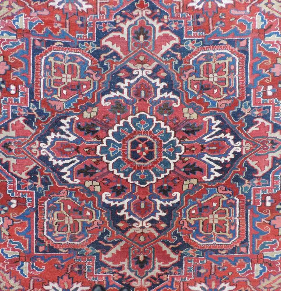 Heris Perserteppich. Iran. Alt, 1. Hälfte 20. Jahrhundert.391 cm x 286 cm. Handgeknüpft. Wolle auf - Image 6 of 9