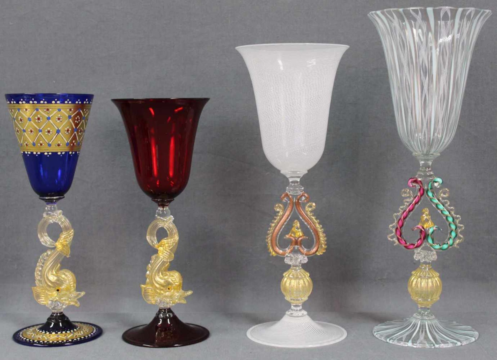 4 Gläser Murano. 2 - mal mit Delfin - Füßen.22,2 cm bis 29,8 cm hoch.4 glasses Murano. 2 times - Image 2 of 9