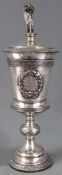 Deckelpokal, SY & WAGNER, Silber 750. Widmung mit Datierung 1874.44 cm. 940 Gramm.Lidded Cup, SY &