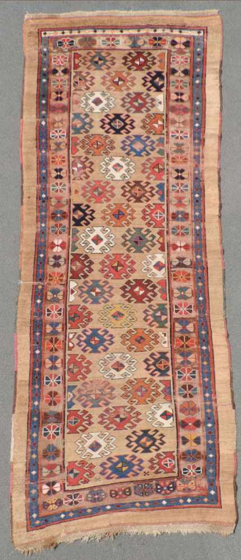 Shah Savan Perserteppich. Kaukasus. Antik, um 1850.355 cm x 108 cm. Handgeknüpft. Kamelhaar und