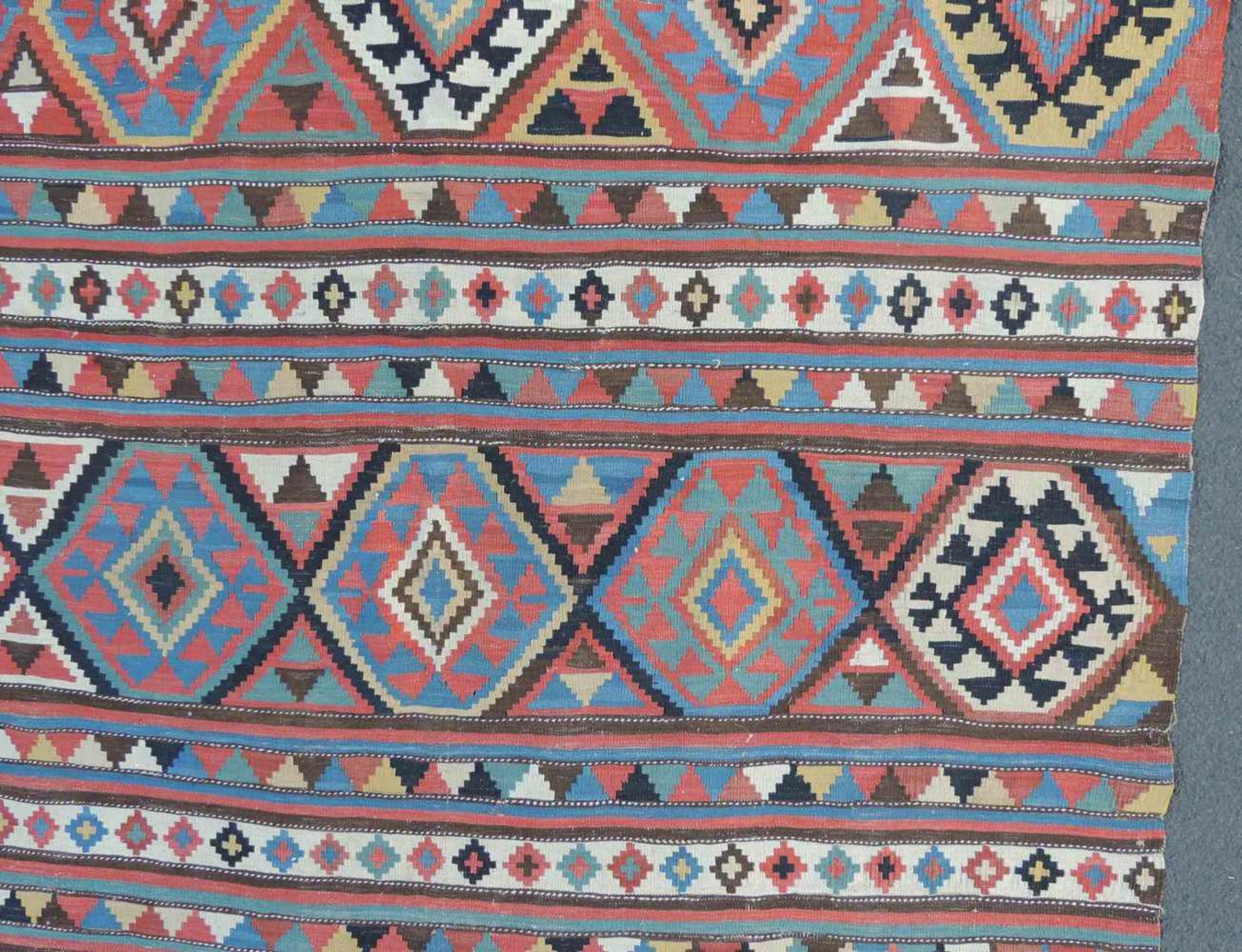 Schirwan Kelim, Dorfteppich, Kaukasus. Antik, 19. Jahrhundert.239 cm x 179 cm. Handgewebt. Wolle auf - Bild 6 aus 9