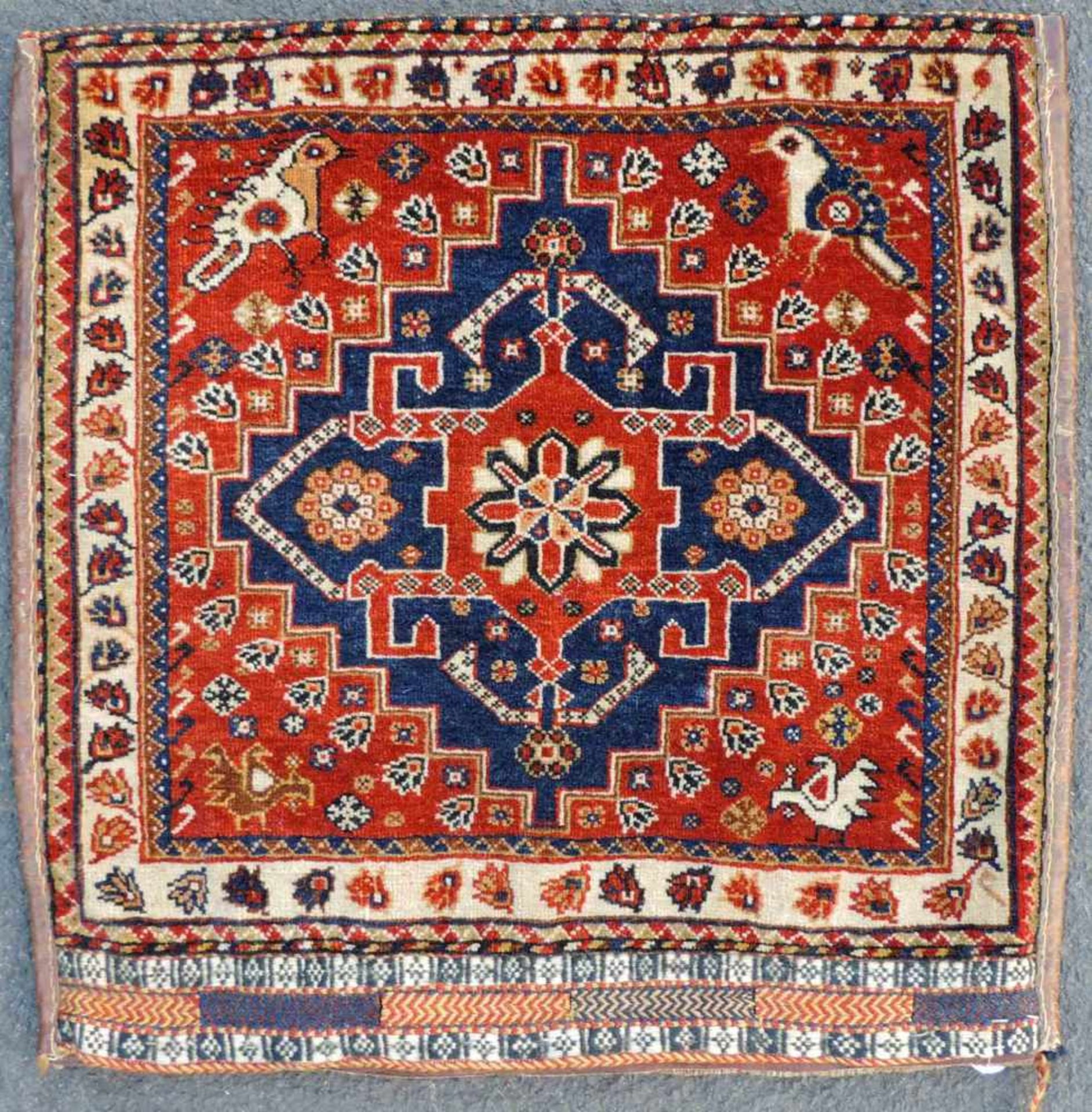 Qashqai / Kaschkai Perserteppich. Iran. Antik um 1910. Naturfarben.61 cm x 62 cm. Handgeknüpft.