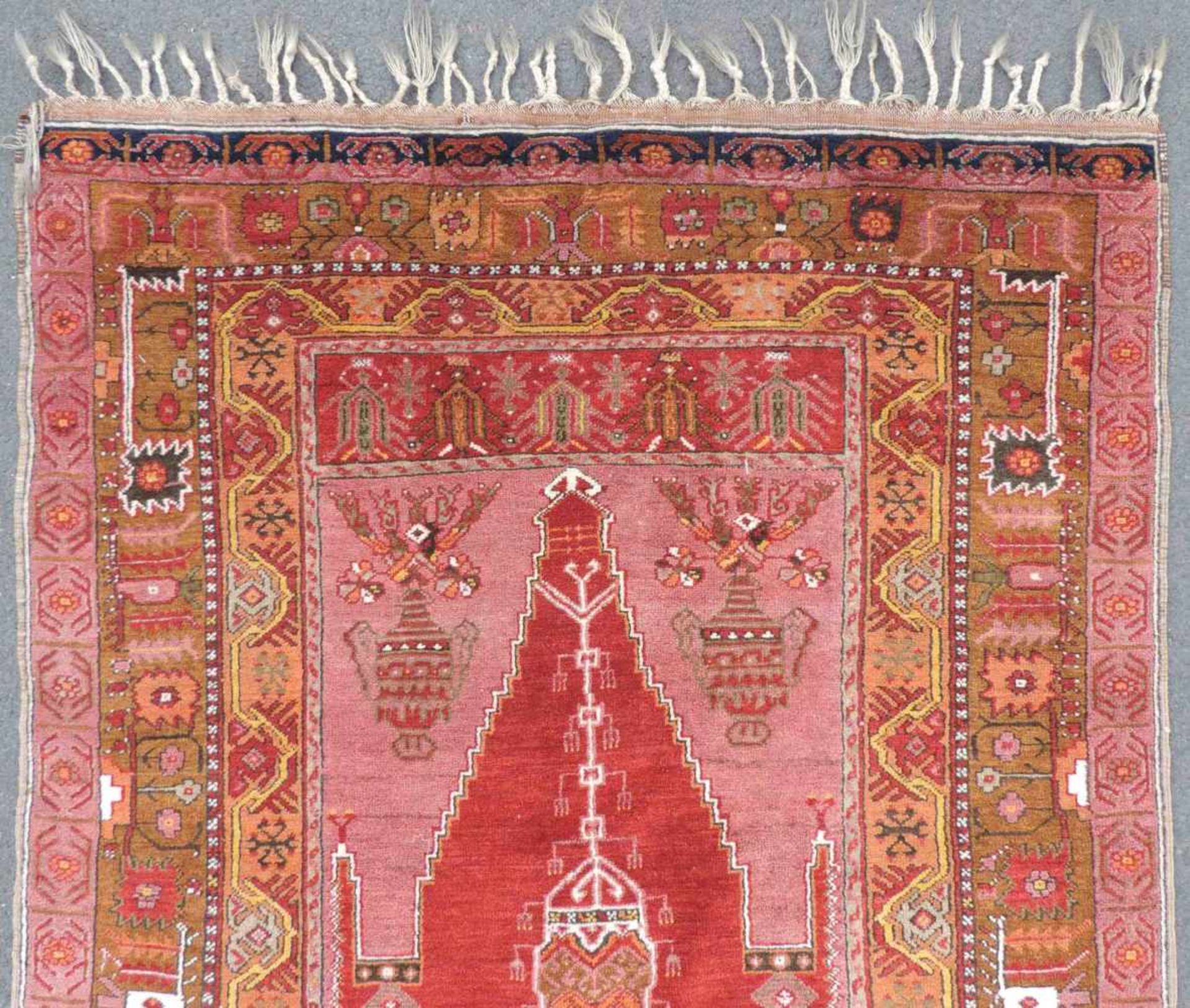 Milas Gebetsteppich. West - Anatolien. Türkei. Antik, um 1890.198 cm x 123 cm. Handgeknüpft. Wolle - Image 3 of 5