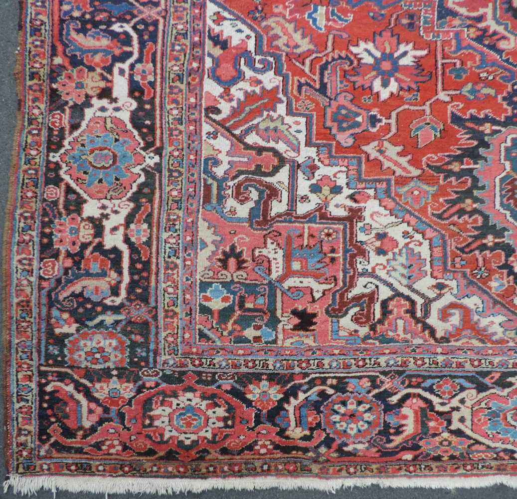 Heris Perserteppich. Iran. Alt, 1. Hälfte 20. Jahrhundert.391 cm x 286 cm. Handgeknüpft. Wolle auf - Image 2 of 9