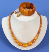 Armband, Kette und Ohrstecker. Bernstein, "Butterscotch".Länge der Kette: Circa 48 cm. Gewicht Kette