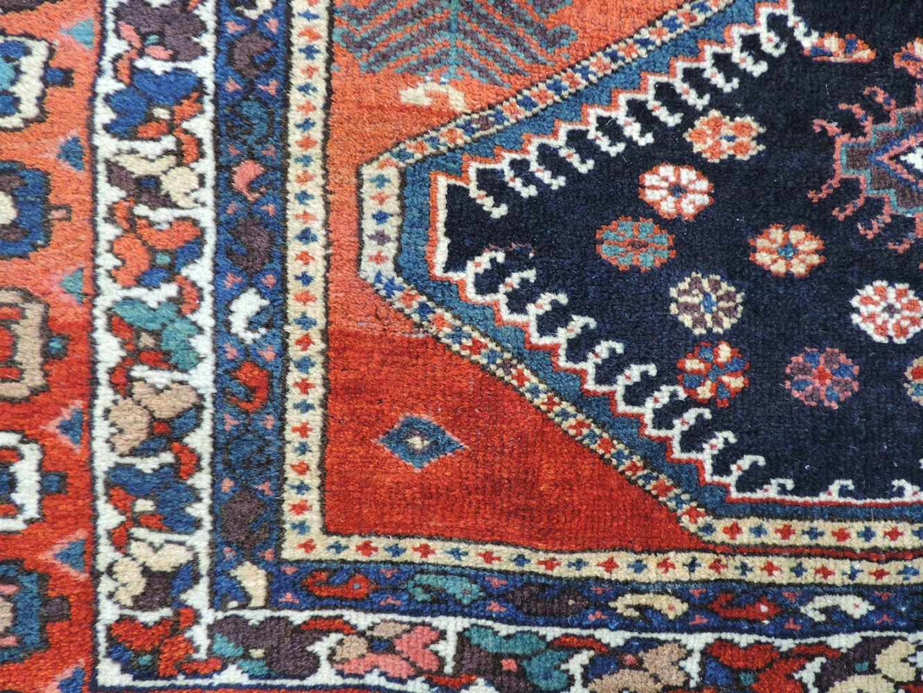 Niriz Perserteppich. Iran, antik um 1910. Naturfarben.194 cm x 140 cm. Handgeknüpft. Wolle auf - Image 4 of 6