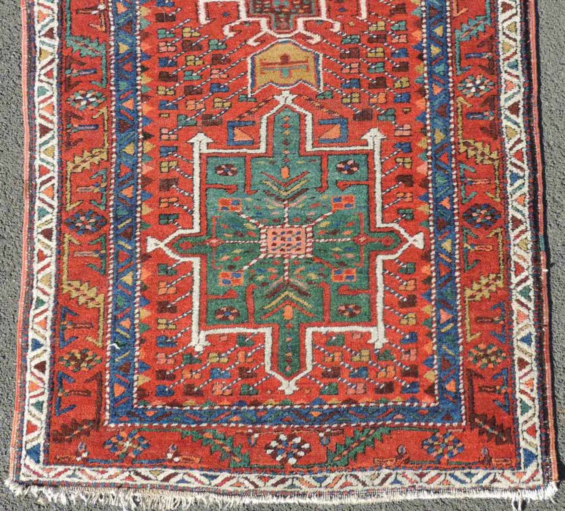 Heris Perserteppich. Läufer. Iran. Alt, um 1930.434 cm x 100 cm. Handgeknüpft. Wolle auf - Image 2 of 7