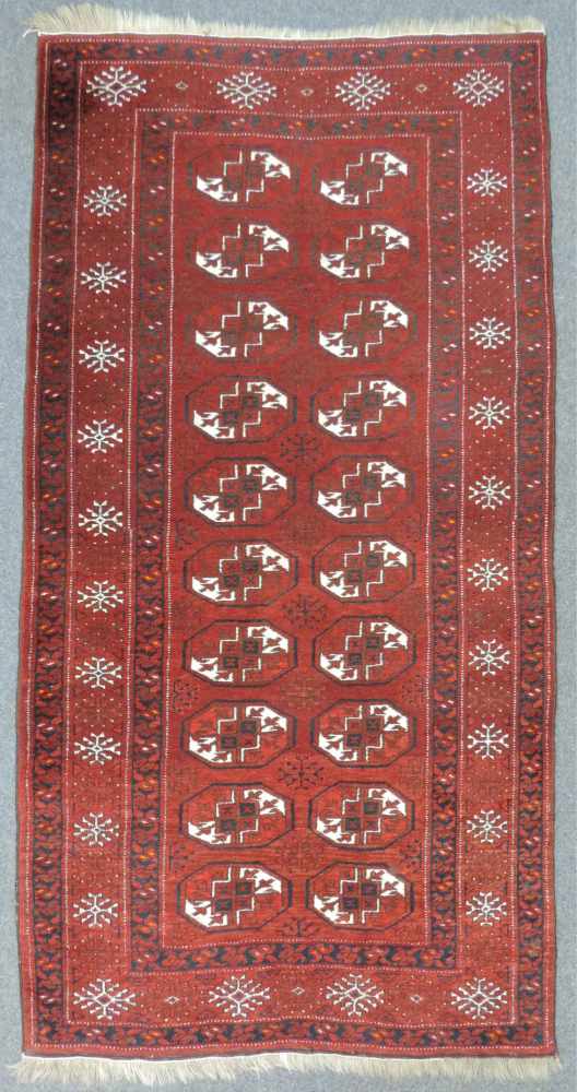 Ersari Stammesteppich. Turkmenistan. Alt, 1. Hälfte 20. Jahrhundert.225 cm x 117 cm. Handgeknüpft.