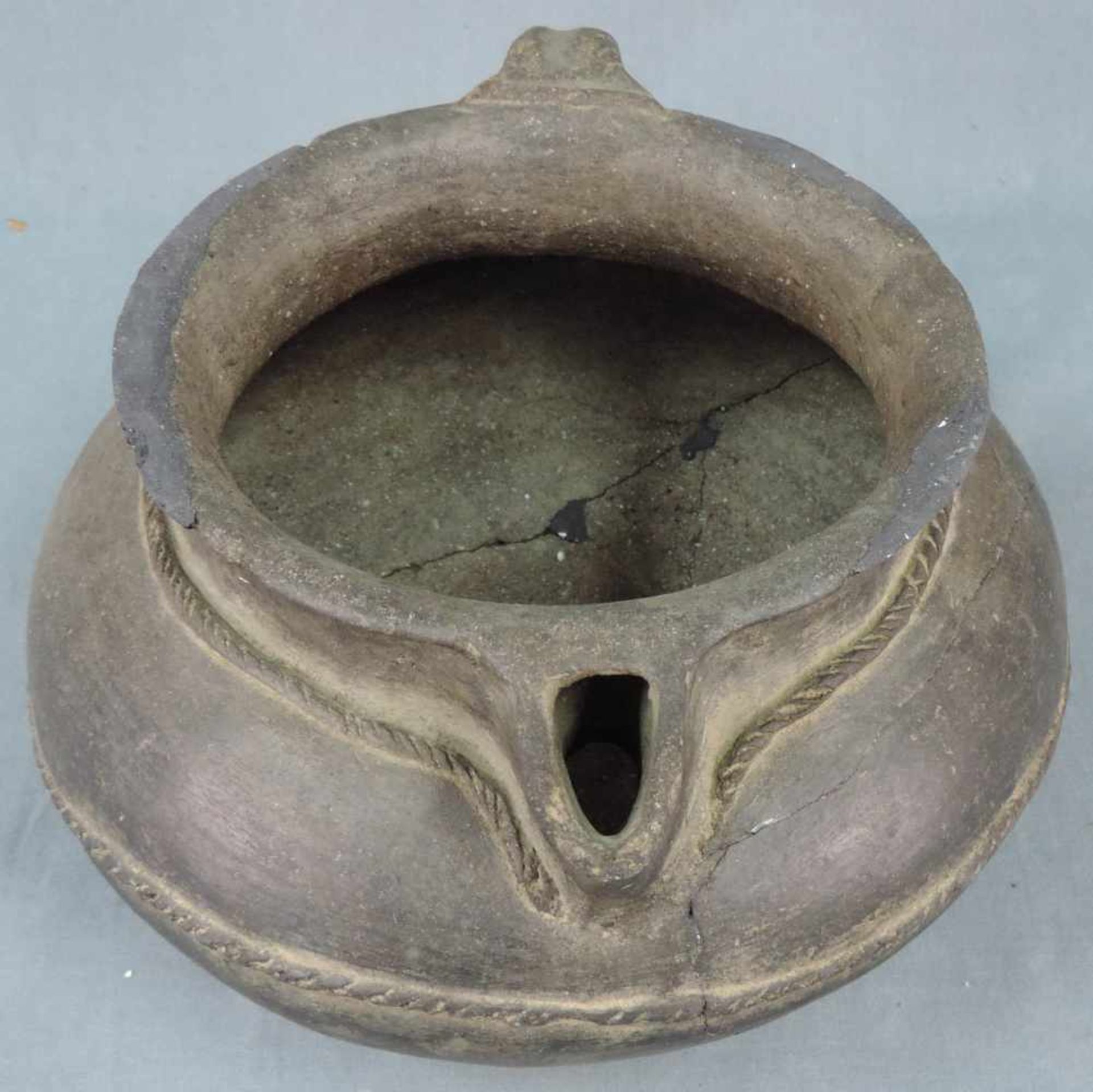 Kanne. Steingut. Mit kaschiertem Ausguss. Wohl Zentralasien, antik.bis 30 cm.Jug. Stoneware. With - Bild 6 aus 7