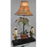 Lampe. Senfte, getragen von zwei Mohren. Mit Bambusschirm.90 cm x 52 cm. Elektrifiziert.Lampe.