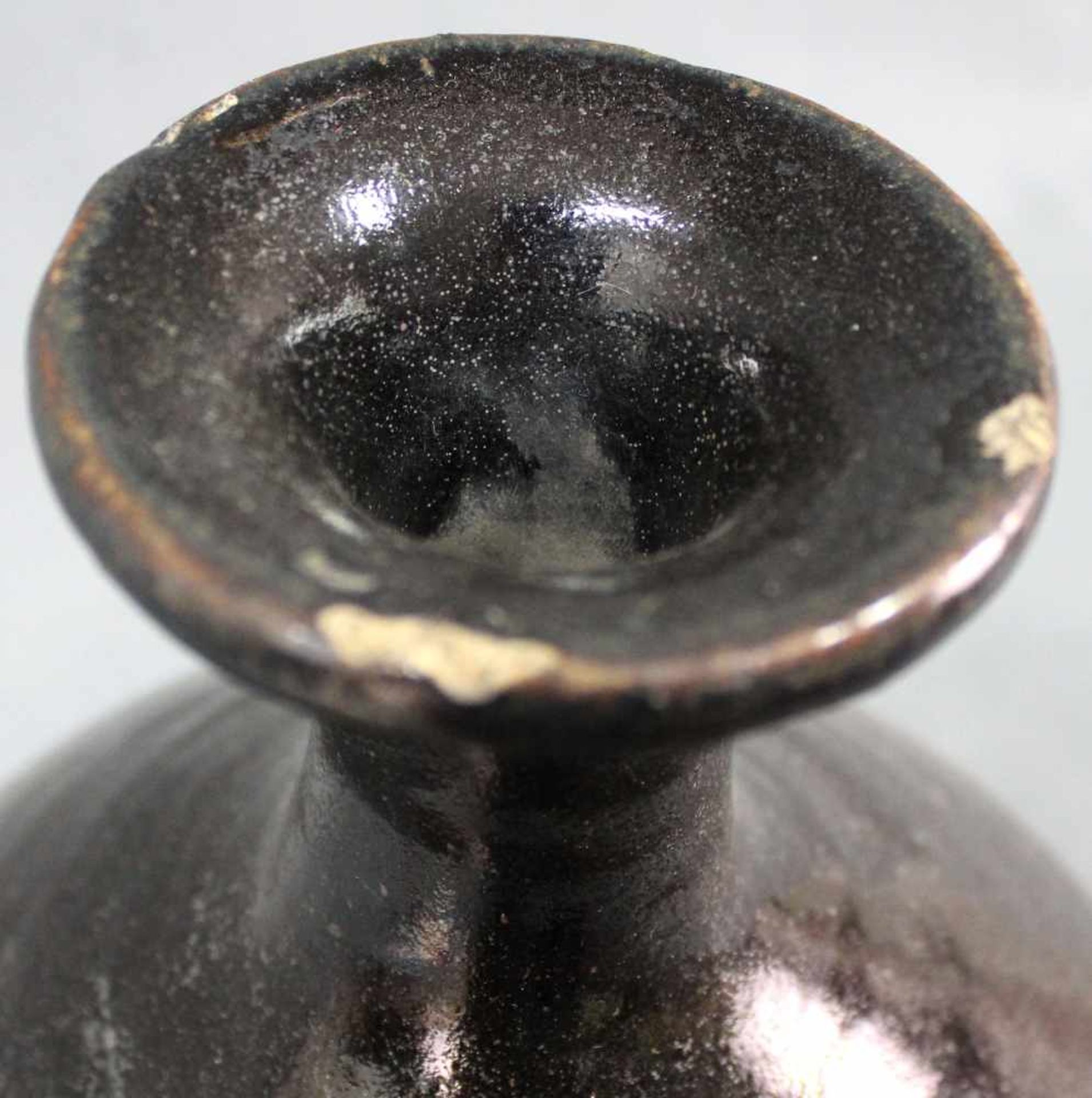 Bauchige Vase. Vorratsgefäß. Steingut. Schwarze Glasur. Wohl Zentralasien, antik.34 cm hoch.Vase. - Image 5 of 7