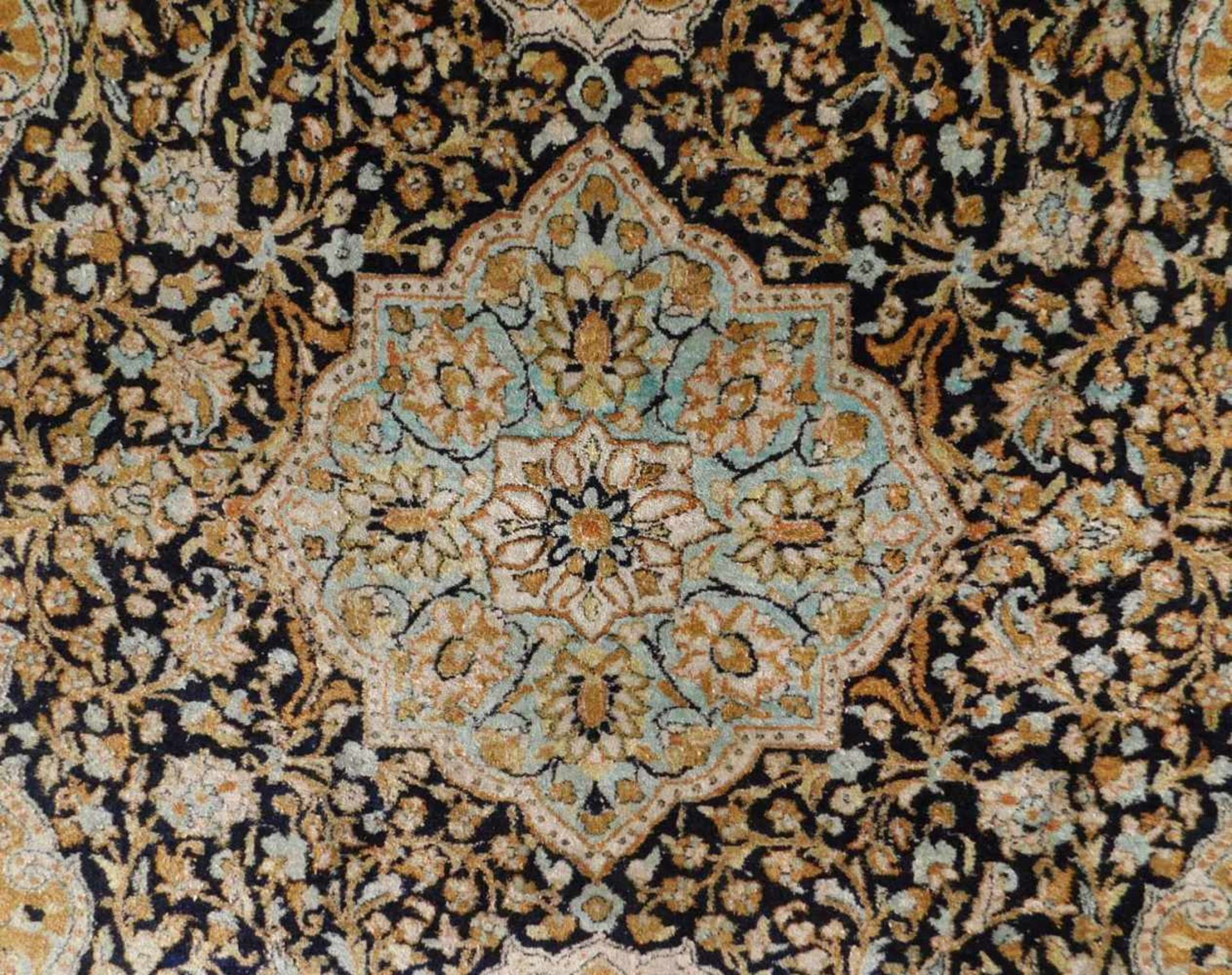 Ghom Seide Perserteppich. Iran. Feine Knüpfung.201 cm x 141 cm. Handgeknüpft. Seide auf Seide. No - Bild 3 aus 6