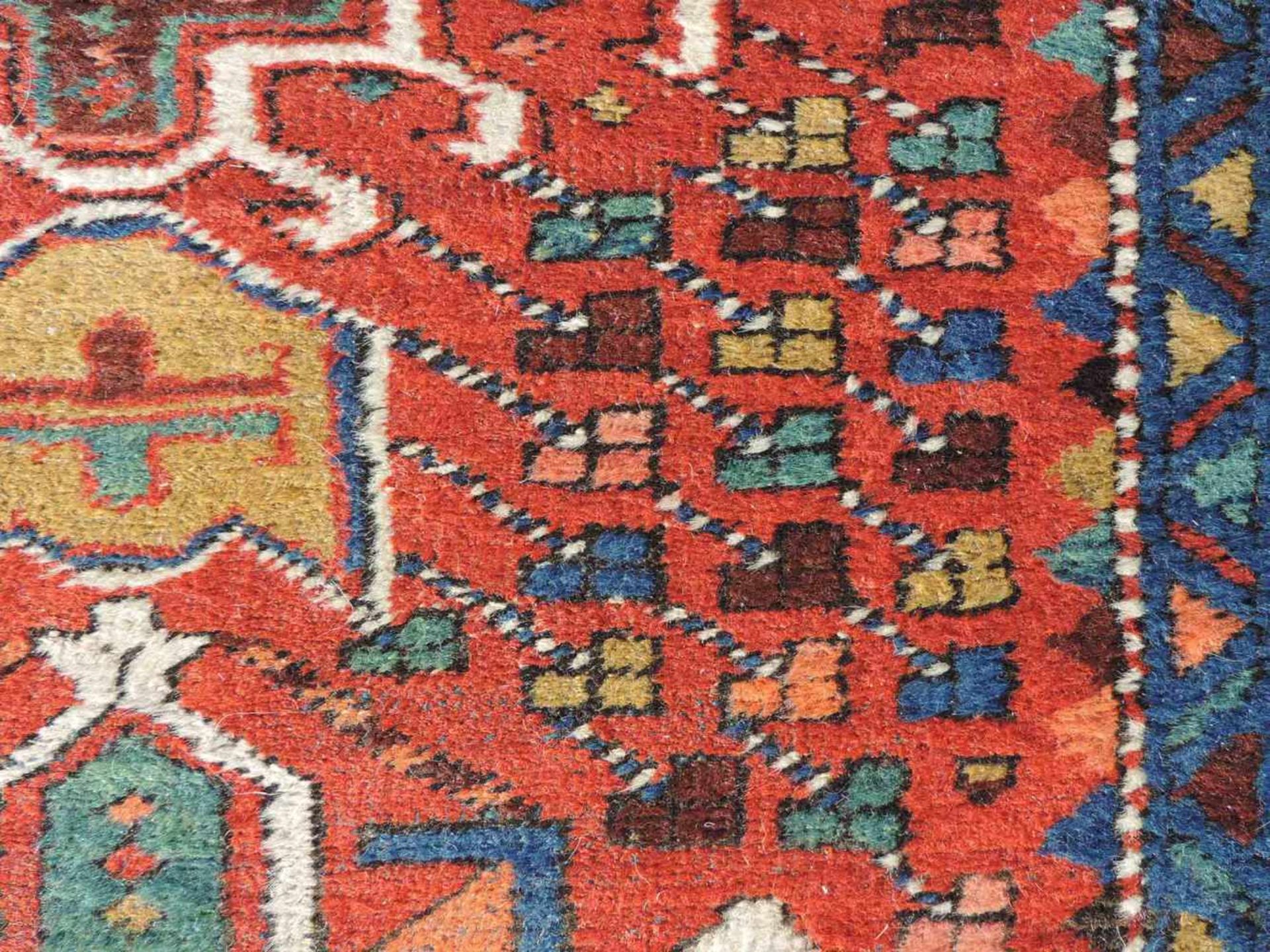 Heris Perserteppich. Läufer. Iran. Alt, um 1930.434 cm x 100 cm. Handgeknüpft. Wolle auf - Bild 6 aus 7