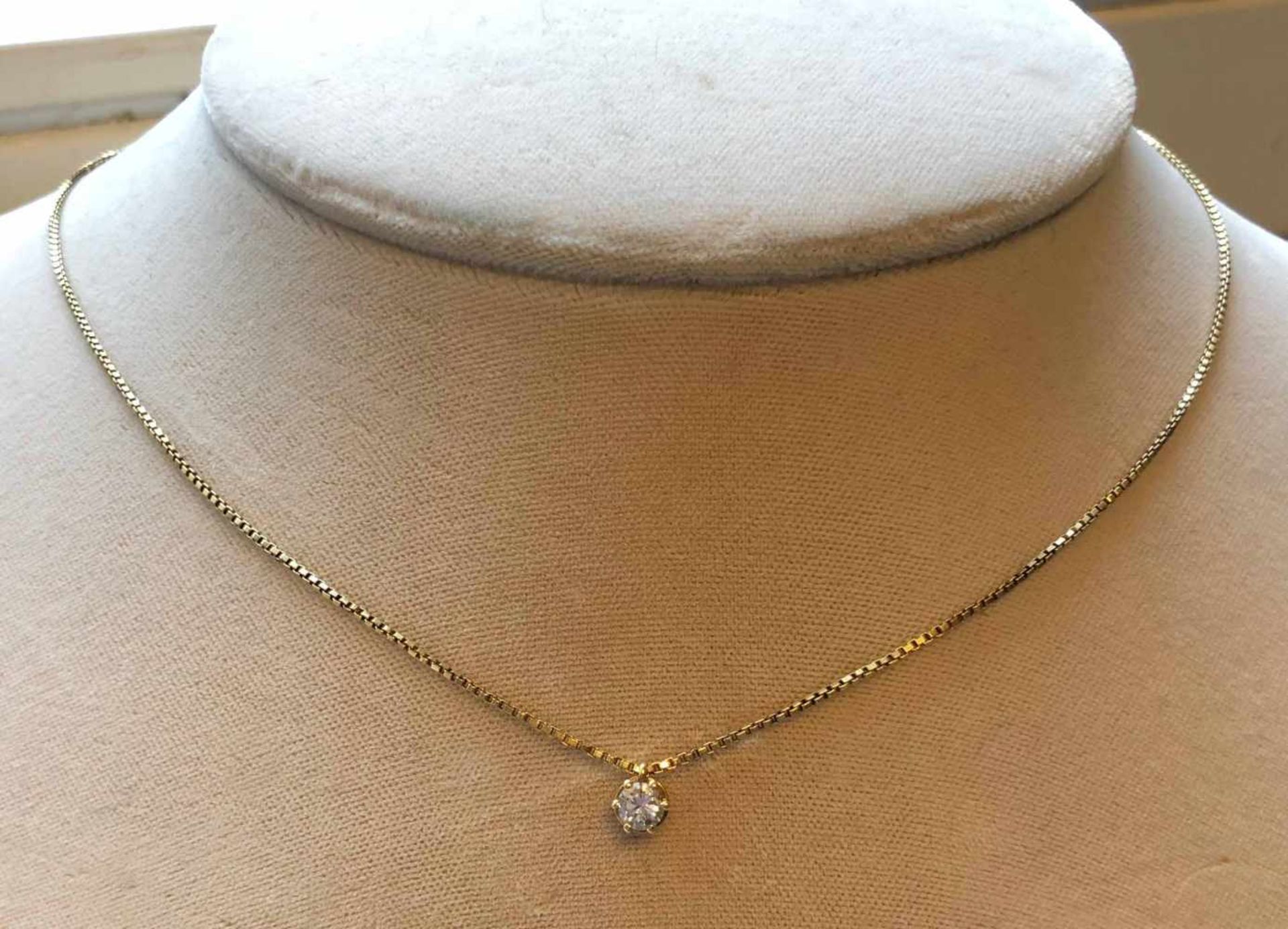 Collier / Halskette Gold 750 mit Brillant circa 0,25 Karat3,7 Gramm Gesamtgewicht. Der Diamant im