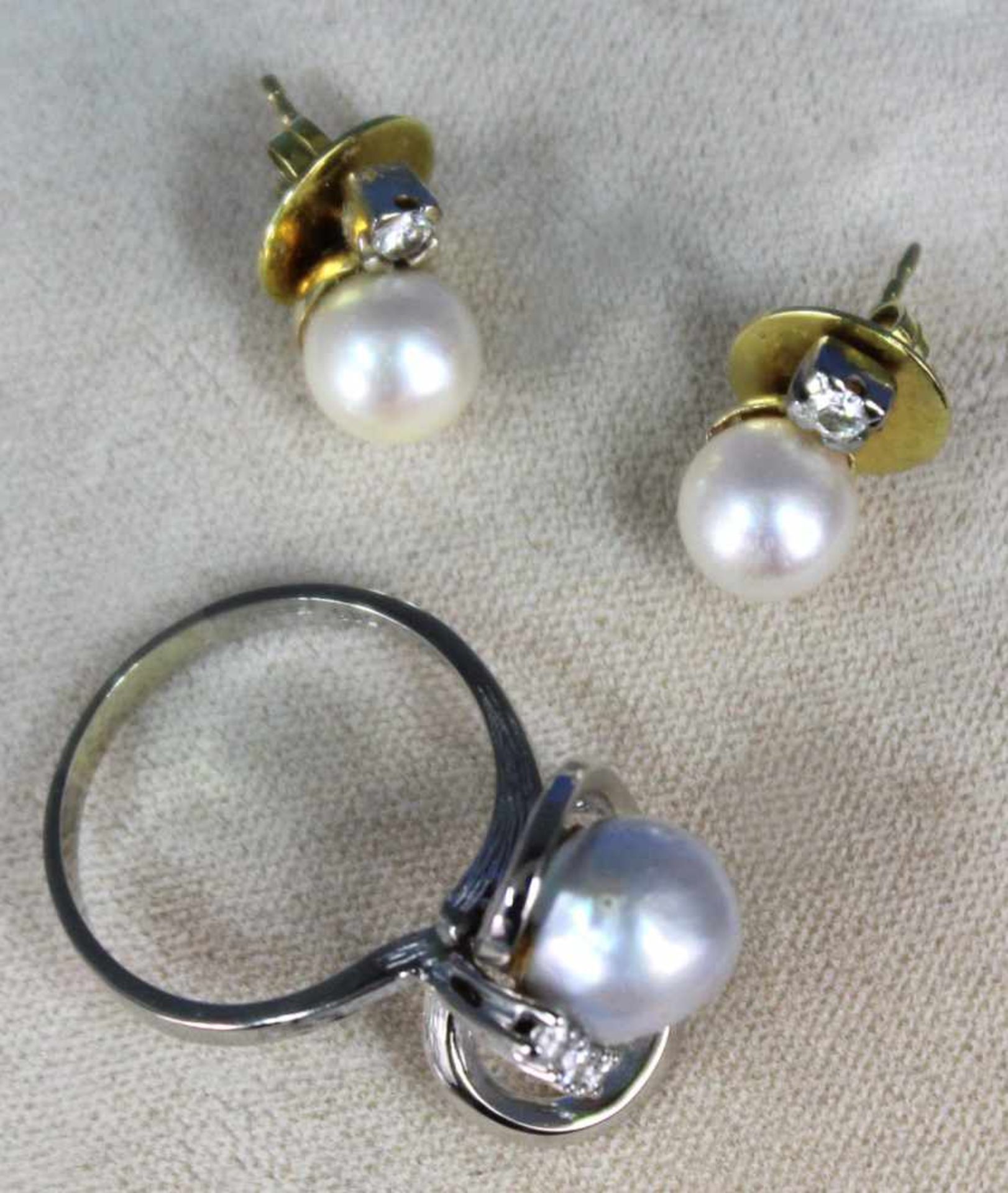 Ring, 585 Weiß - Gold mit Perle und Brillanten. Dazu Ohrringe mit Perlen 585 er Gold.Der Ring 6,4 - Bild 2 aus 6