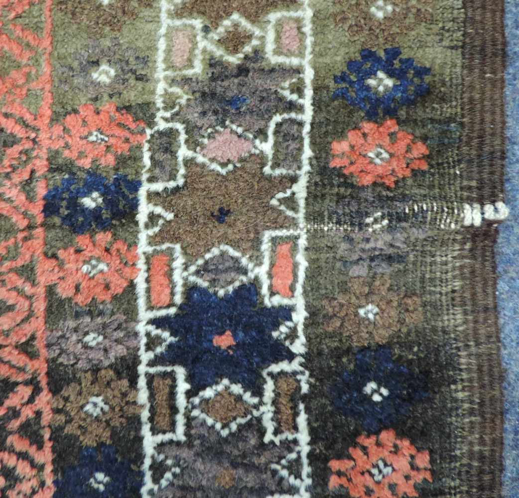 Belutsch Stammesteppich der Turkmenen aus Khorassan. Iran. Alt, um 1920.183 cm x 114 cm. - Image 4 of 6
