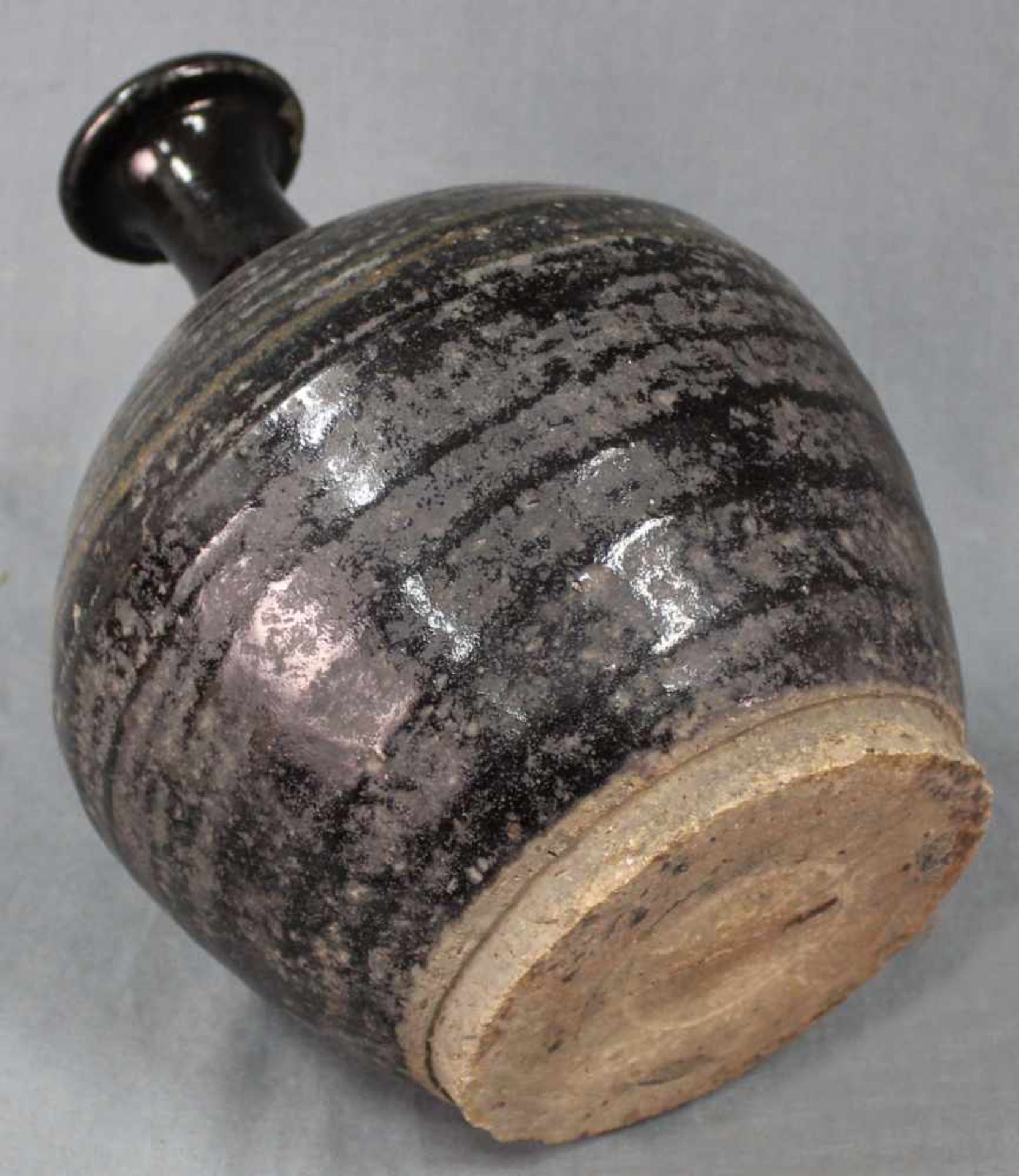 Bauchige Vase. Vorratsgefäß. Steingut. Schwarze Glasur. Wohl Zentralasien, antik.34 cm hoch.Vase. - Image 7 of 7