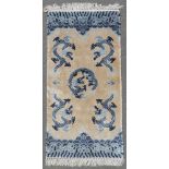 Drachenteppich, China. Seide.125 cm x 61 cm. Handgeknüpft.Dragon carpet, China. Silk.125 cm x 61 cm.