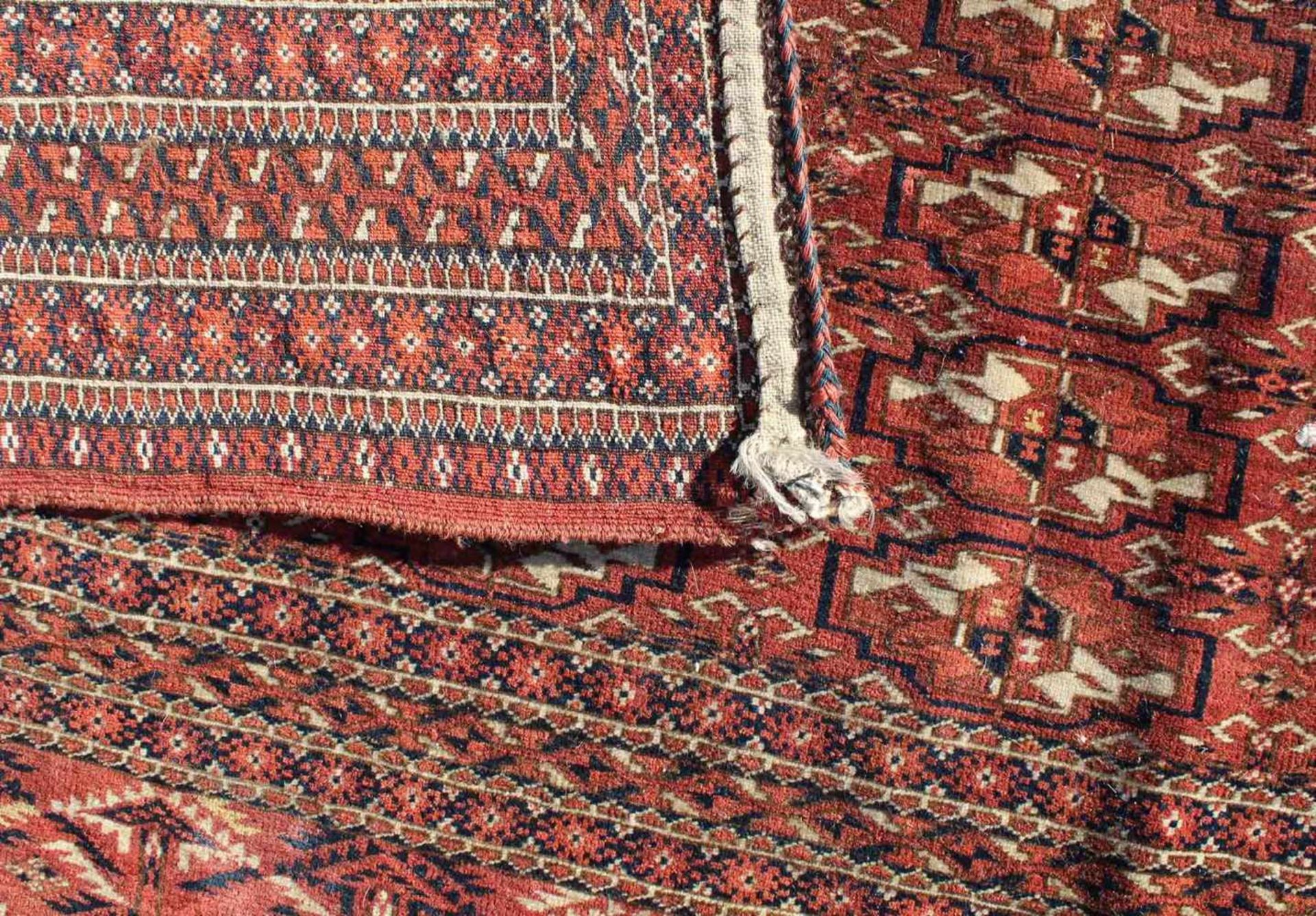 Tekke Tschowal. Turkmenistan. Antik, um 1900.70 cm x 127 cm. Handgeknüpft. Wolle auf Wolle. - Bild 5 aus 6