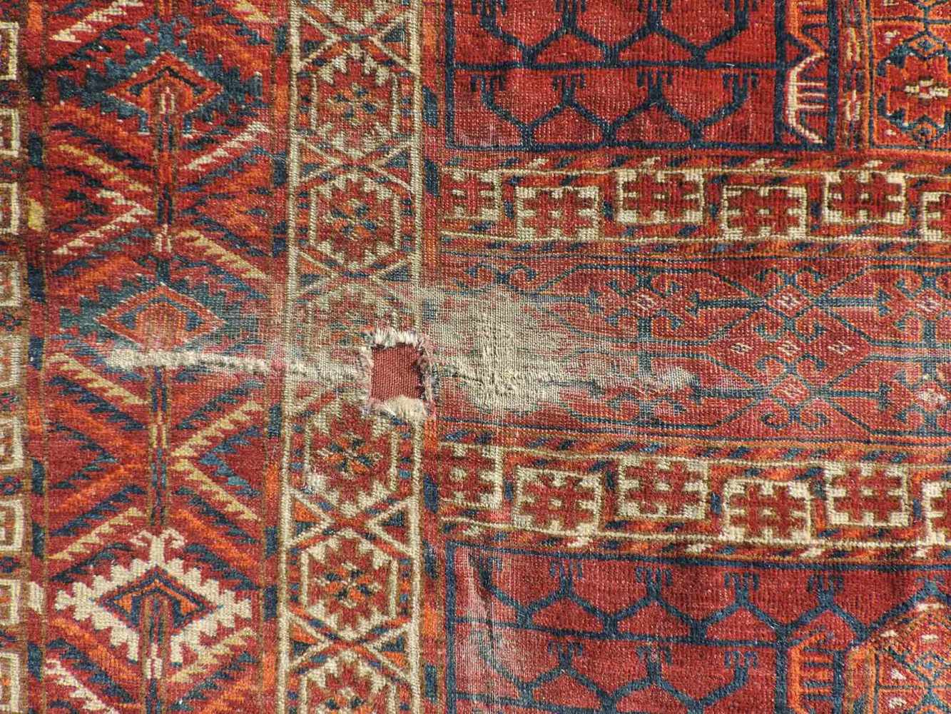 Tekke Ensi Stammesteppich. Turkmenistan. Antik, Mitte 19. Jahrhundert.167 cm x 118 cm. Handgeknüpft. - Image 4 of 6