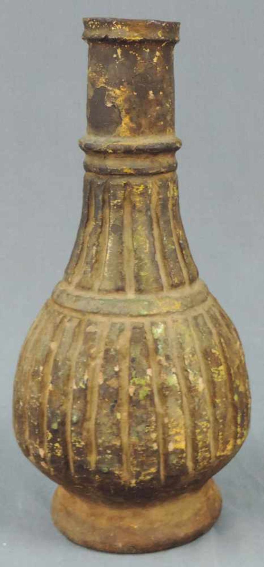 Vase mit Rillendekor. Steingut. Wohl Zentralasien, antik.32 cm hoch.Vase with groove decor.