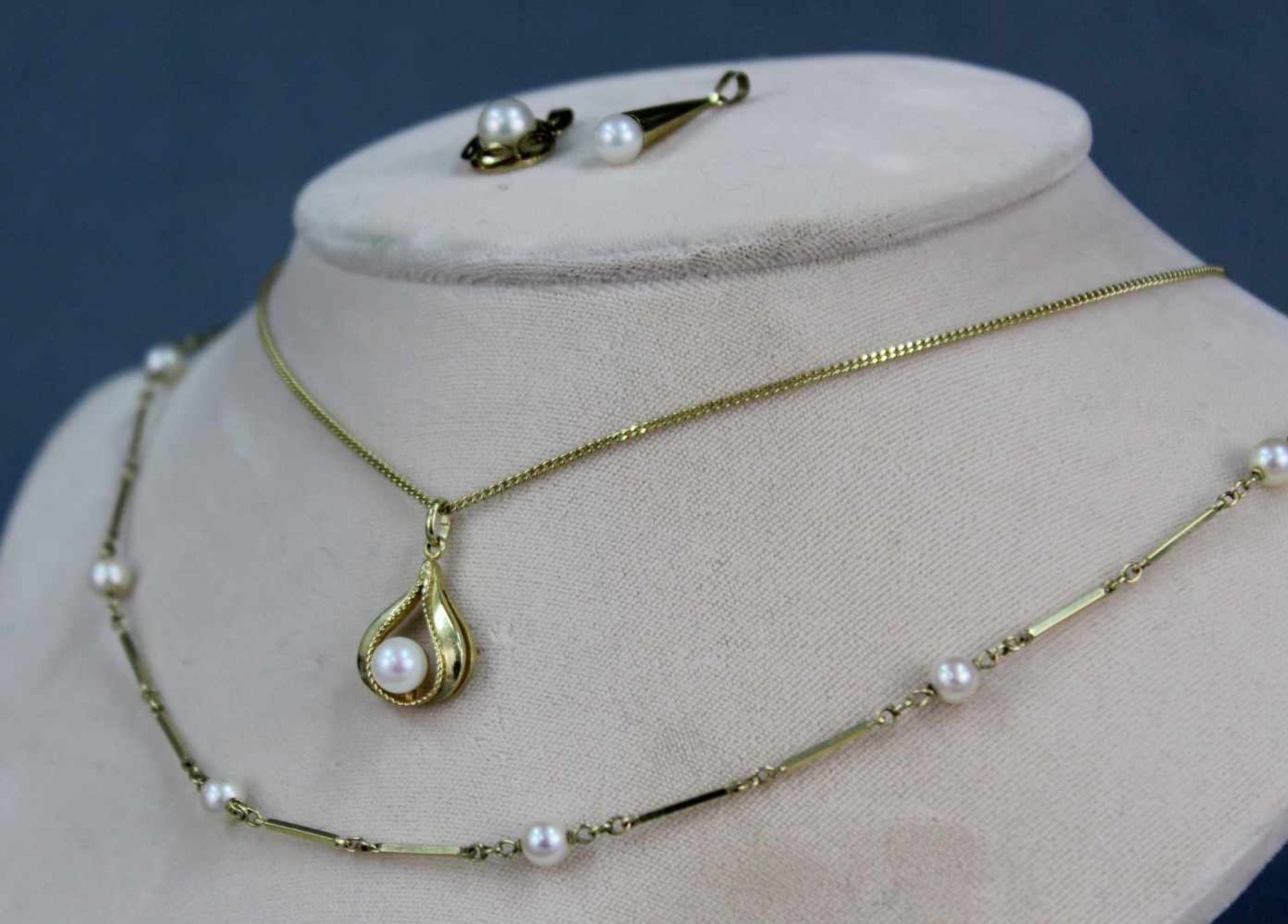 Perlen Schmuck Gold 333. Gesamtgewicht 12,8 Gramm.Pearl jewelry gold 333. Total weight 12.8 grams.