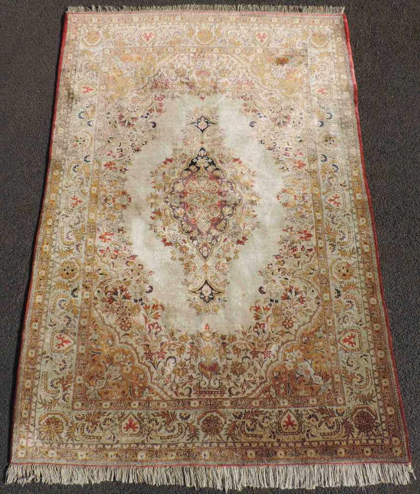 Ghom Perserteppich. Seide. Iran. Alt, Mitte 20. Jahrhundert.204 cm x 138 cm. Handgeknüpft. Seide auf