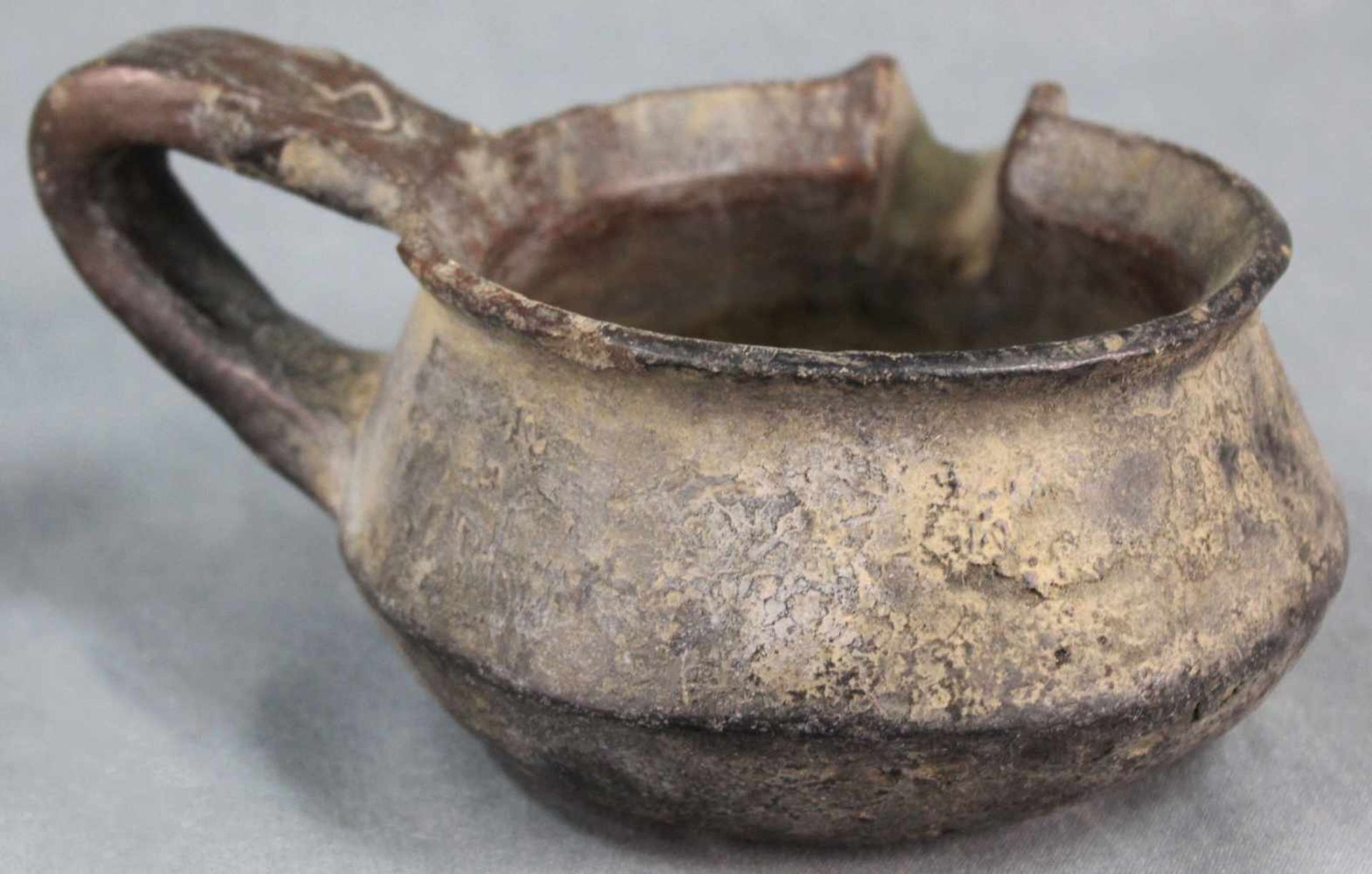 Kännchen. Steingut. Wohl Zentralasien, antik.Bis 18 cm.Jug. Stoneware. Probably Central Asia, - Image 3 of 6