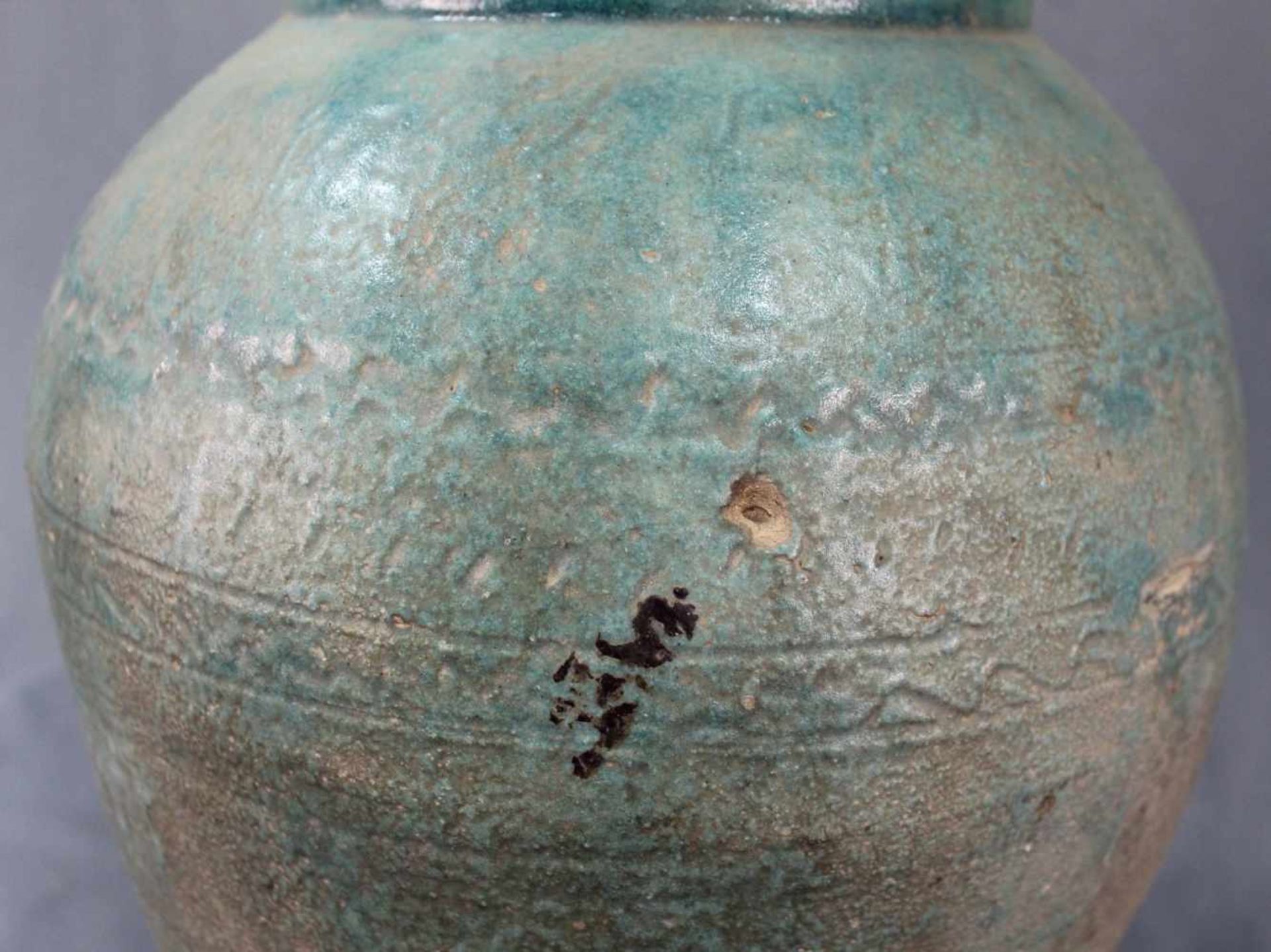 Amphore / Vase. Steingut. Türkisfarbene Glasur. Wohl Iran / Zentralasien um 1100.57 cm hoch. - Image 5 of 9