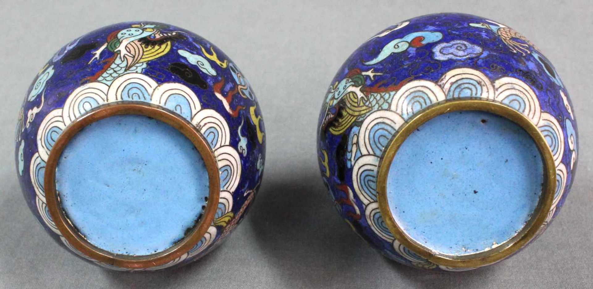 Zwei Claisonne Vasen Japan. Drache jagt die Flammende Perle.Je 16 cm hoch. Wohl Edo-Zeit (1600 - - Image 7 of 7