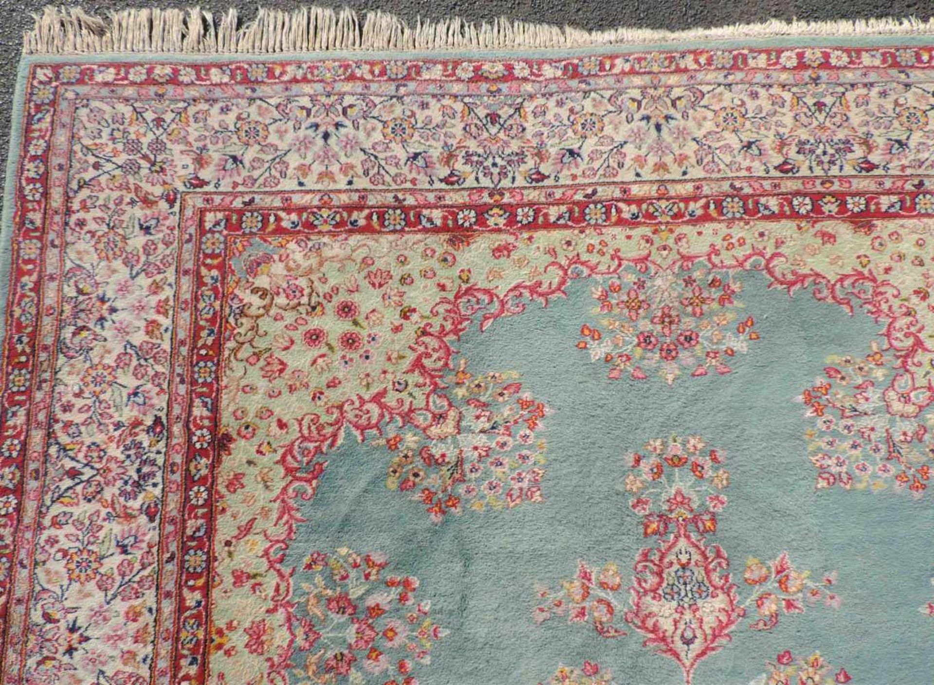 Kirman Perserteppich. Iran. Alt, Mitte 20. Jahrhundert.307 cm x 209 cm. Handgeknüpft. Wolle auf - Image 6 of 9