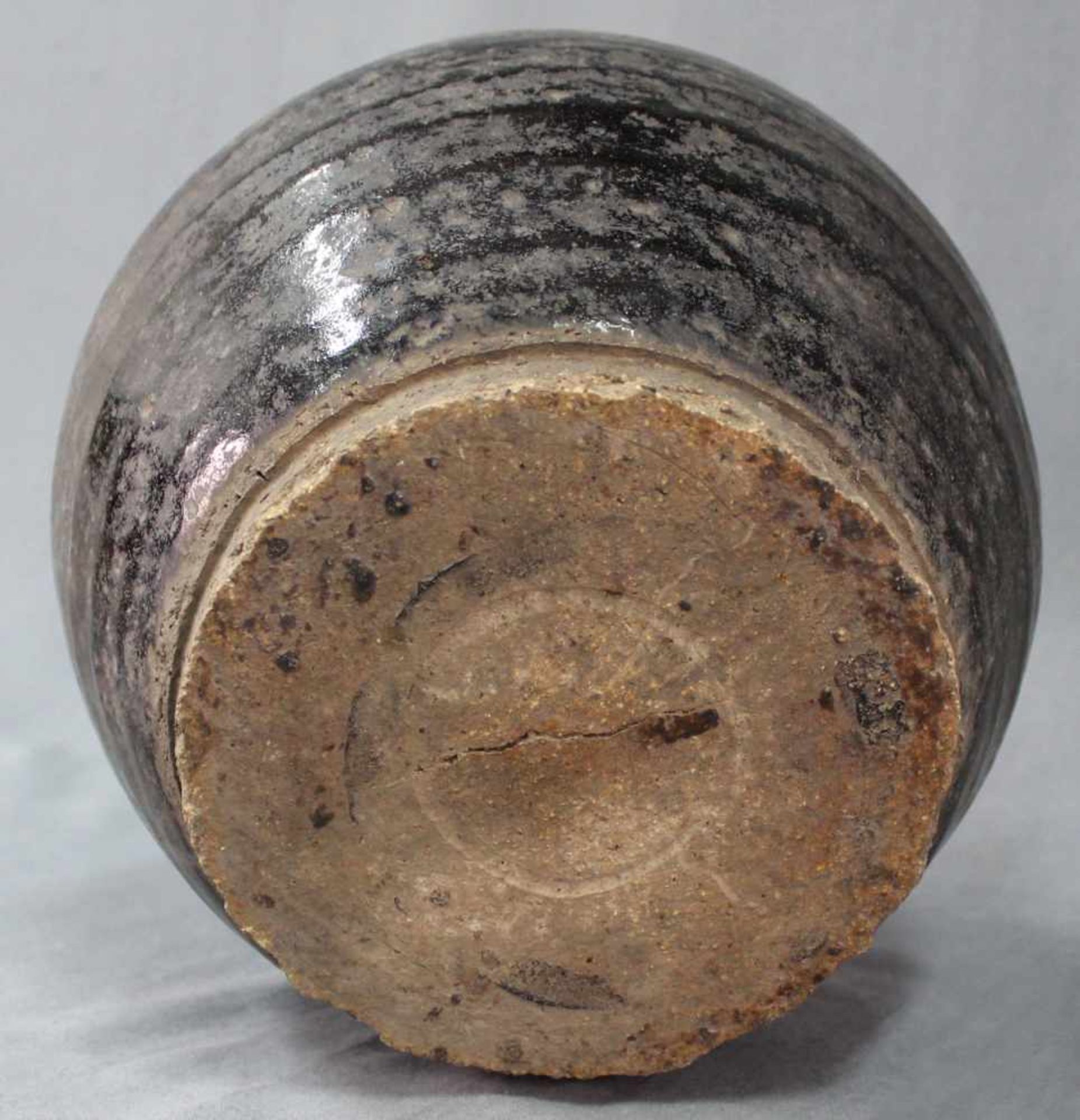 Bauchige Vase. Vorratsgefäß. Steingut. Schwarze Glasur. Wohl Zentralasien, antik.34 cm hoch.Vase. - Image 6 of 7