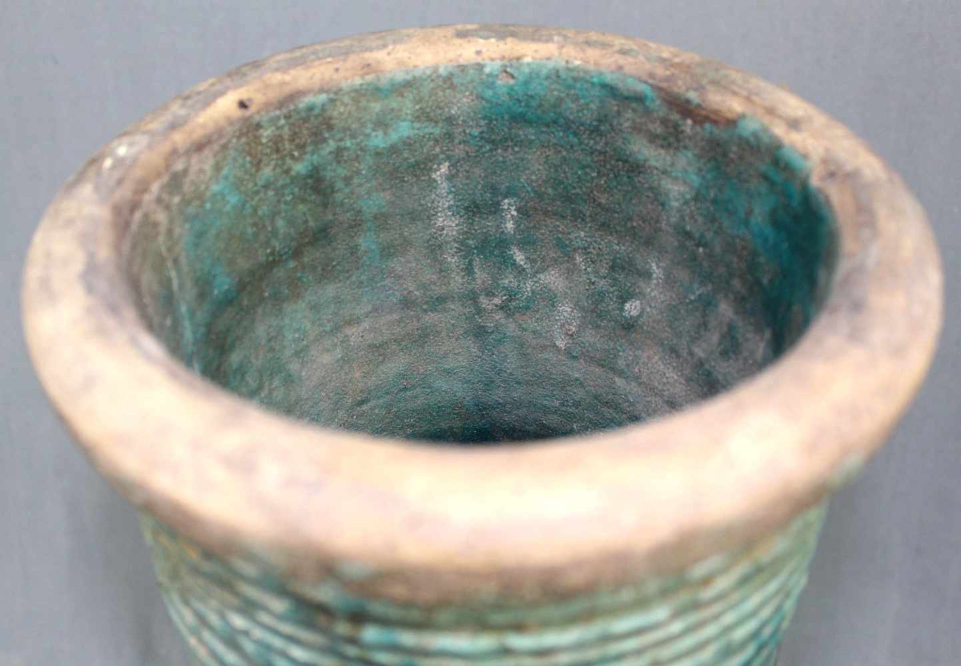 Amphore / Vase. Steingut. Türkisfarbene Glasur. Wohl Iran / Zentralasien um 1100.57 cm hoch. - Image 7 of 9