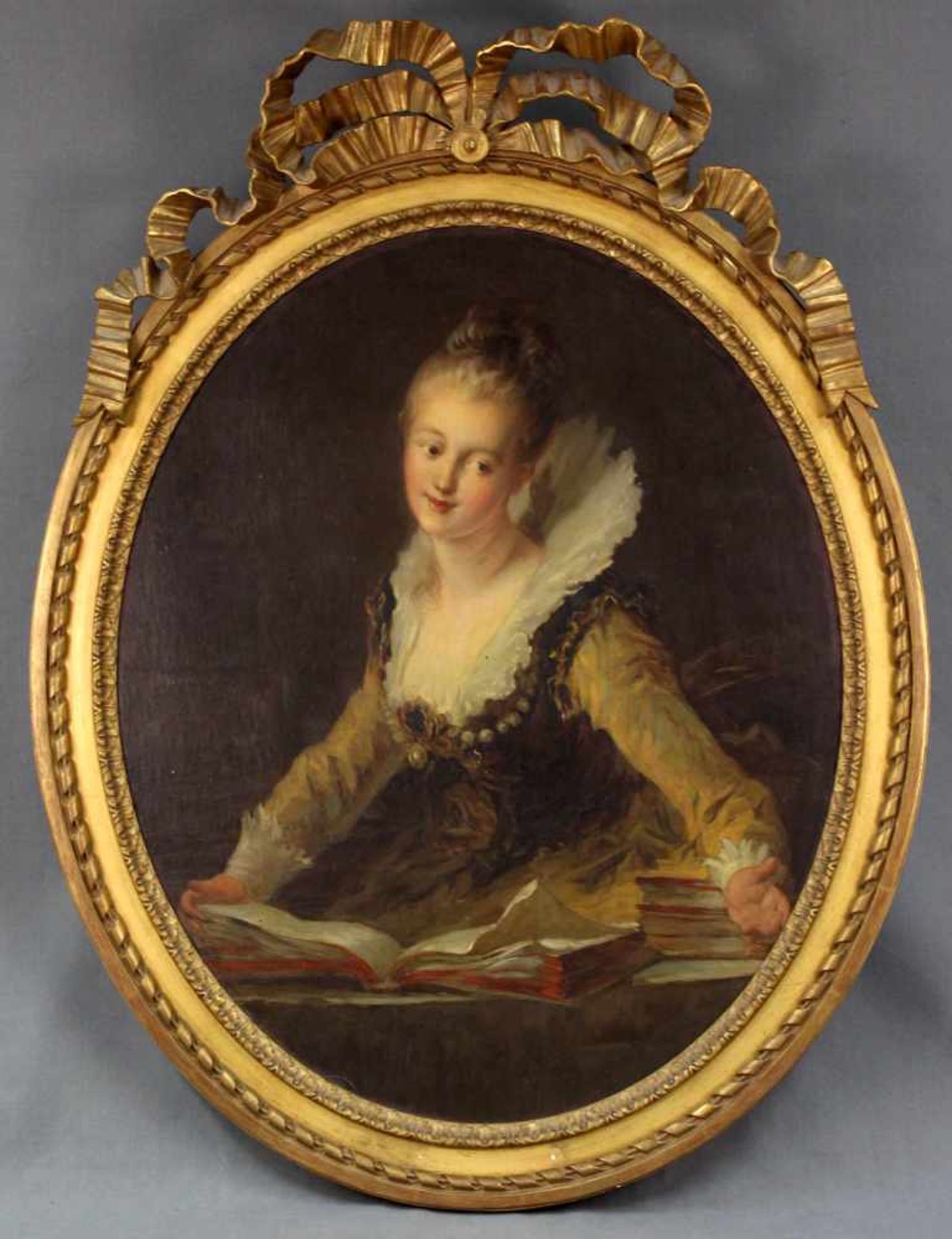 PORTRAITIST (XIX - XX). Gebildete Dame mit Perlenschmuck und Büchern.82 cm x 67 cm oval ohne