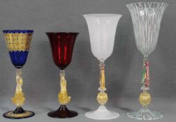 4 Gläser Murano. 2 - mal mit Delfin - Füßen.22,2 cm bis 29,8 cm hoch.4 glasses Murano. 2 times