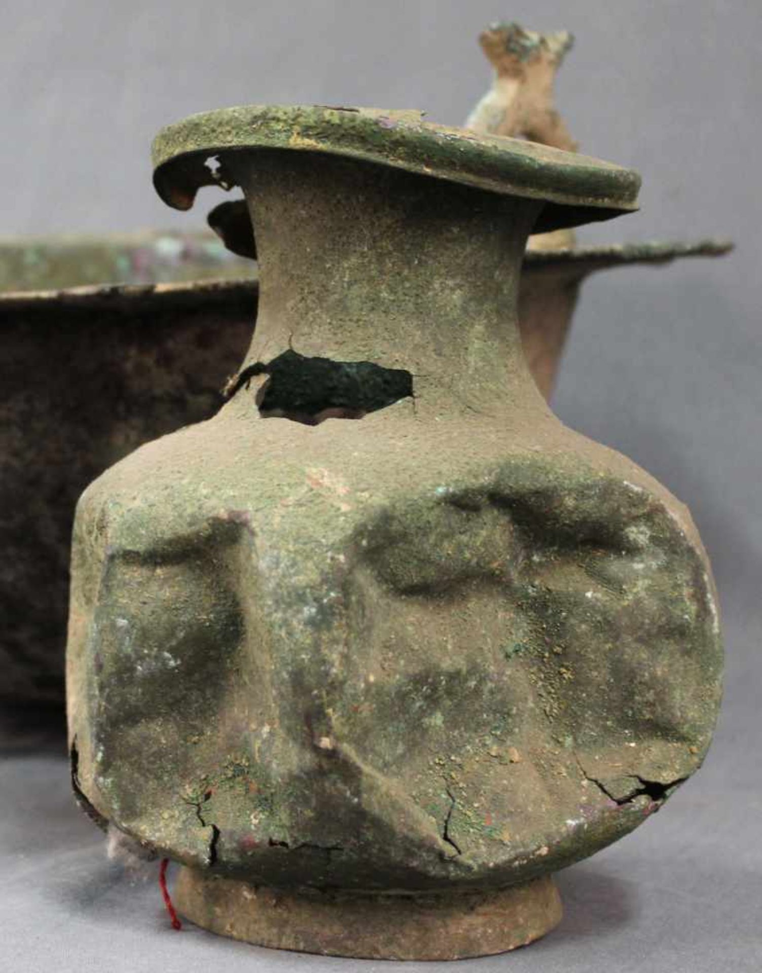 Bronze Gefäß mit Aufhängungen. Wohl China, antik.47 cm Durchmesser. 18 cm hoch. Dazu Kupfer / Bronze - Image 2 of 8