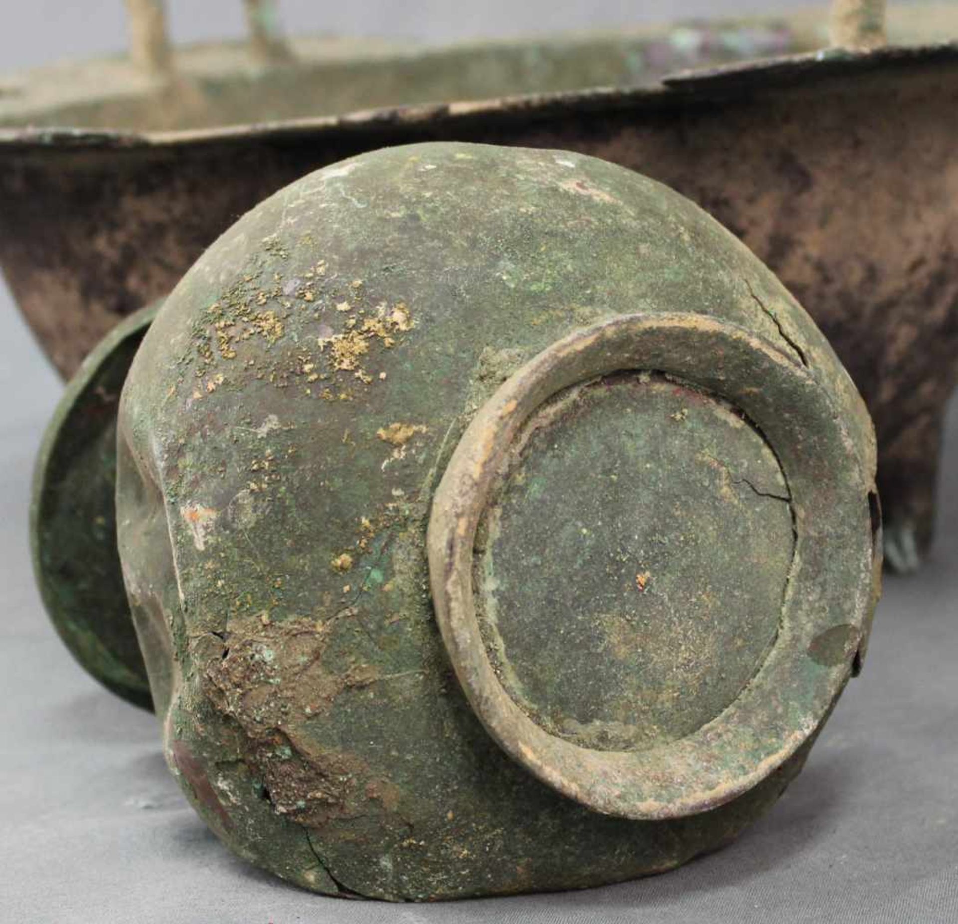 Bronze Gefäß mit Aufhängungen. Wohl China, antik.47 cm Durchmesser. 18 cm hoch. Dazu Kupfer / Bronze - Image 5 of 8