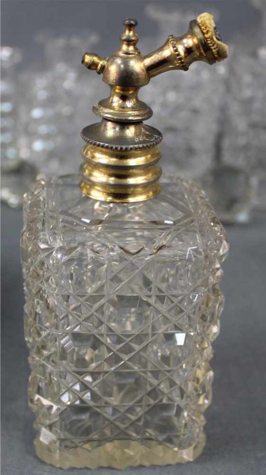 Zehn Parfüm Flakons. Kristall, geschliffen.Bis 20 cm hoch. Teils beschädigt und restauriert.Ten - Image 10 of 11